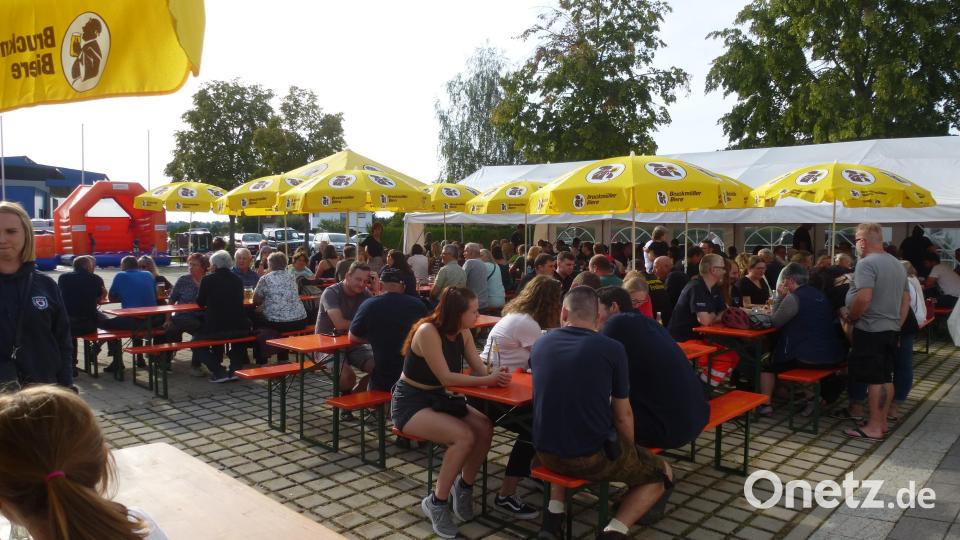Kommunikation stand im Vordergrund auf dem Platz am Gerätehaus. Bild: bk