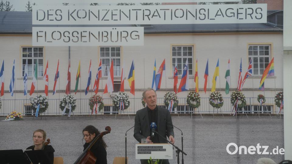 Der Leiter der KZ-Gedenkstätte, Jörg Skriebeleit, eröffnet die Gedenkfeier. Bild: bey