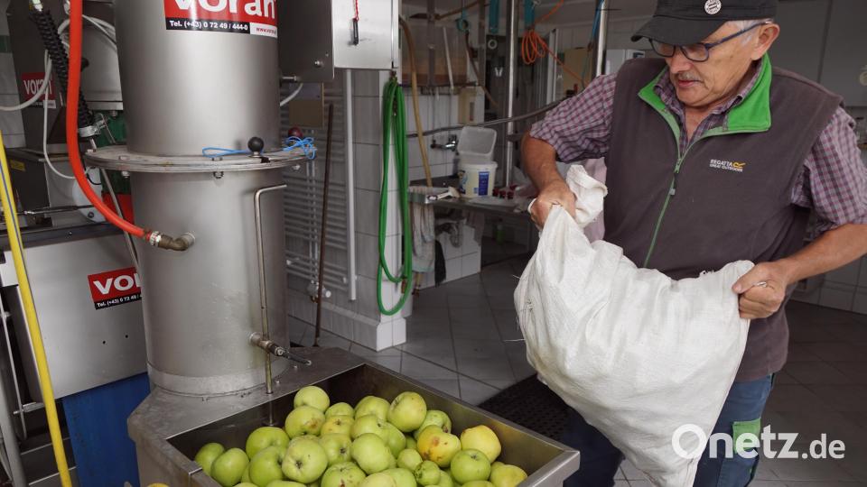 Die ersten Zentner Äpfel wurden am Freitag bereits veredelt. Manfred Frauenholz hatte viel Arbeit das Obst zum Waschen in den Bottich zu transportieren. Von hier aus geht alles automatisch. Bild: bkr