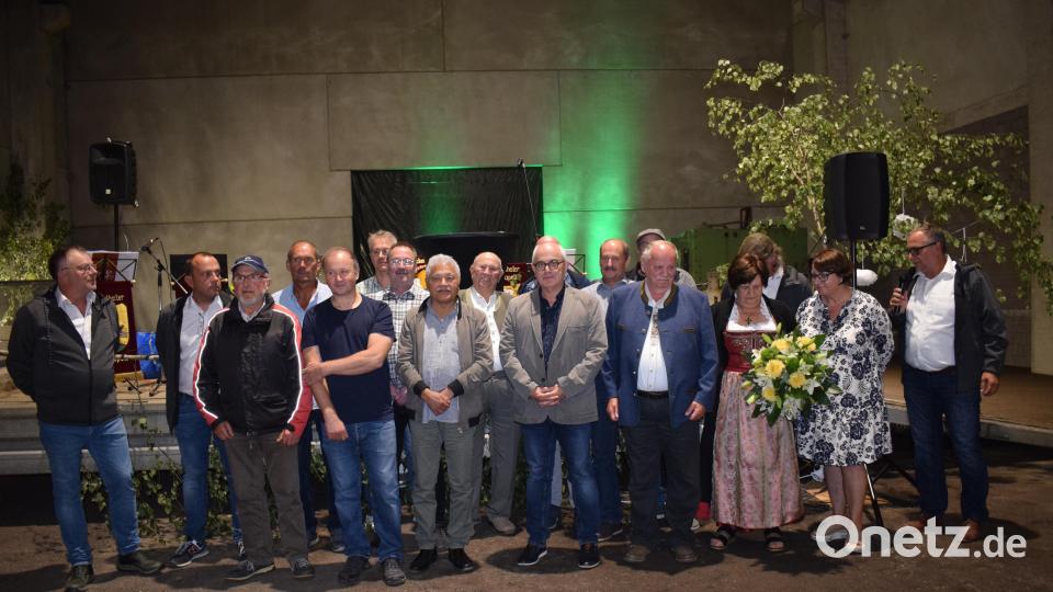 Verbunden mit der Geburtstagfeier von Seniorchef Karl Englhard war auch die Ehrung einiger Mitarbeiter für ihre langjährige Treue zur Firma. Bild: oe