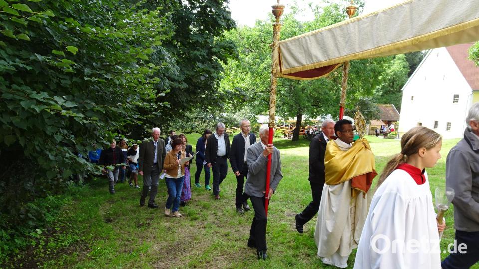Eine eucharistische Prozession auf den Eixlberg beendet das Hauptfest der Barbarabruderschaft Bild: hm