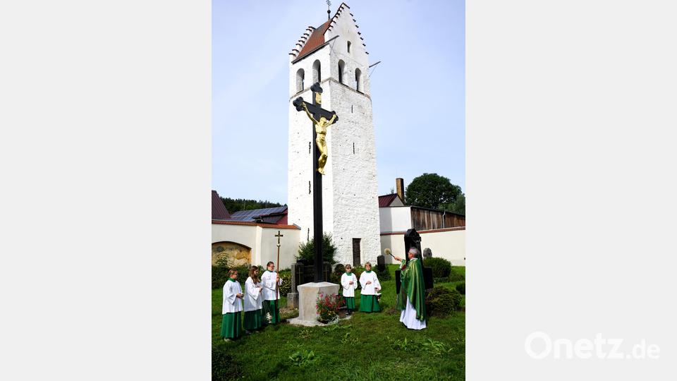 Pfarrer P. Slawomir Niemczewski segnet das renovierte Friedhofskreuz im alten Friedhof St. Stephan in Ensdorf. Bild: tra