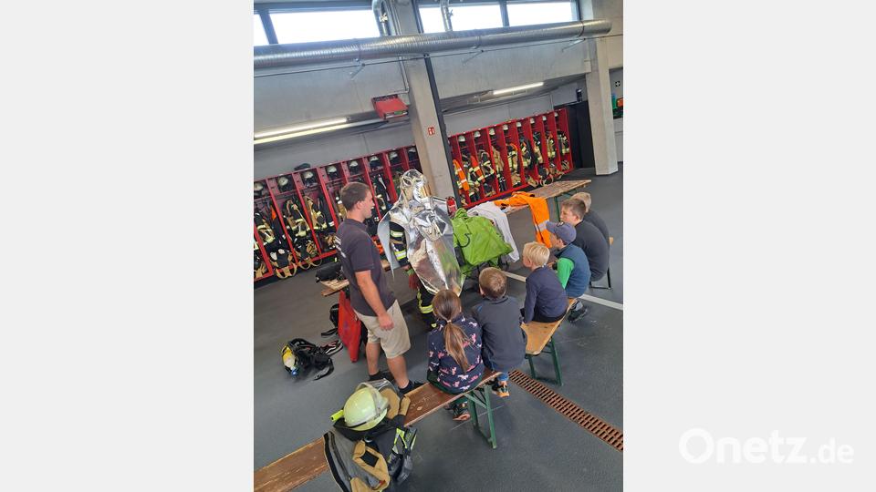 Den Kindern wurden verschiedenste Schutzanzüge vorgestellt, wobei die Mädchen und Jungen diese selbst anprobiert werden durften. Bild: Feuerwehr Tirschenreuth/exb