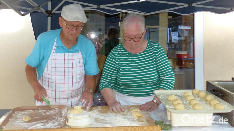 Schmalzgebäck als Happening: Jedes Küchel wurde frisch vor Ort gefertigt. Bild: mfh