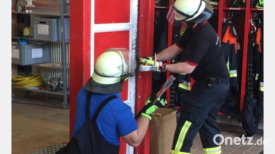 Wie im Ernstfall eine Tür aufgebrochen wird, üben Feuerwehrkräfte regelmäßig, wie beispielsweise hier die Mitglieder der Feuerwehr Luhe-Wildenau. In Georgenberg gestaltete sich nun eine Türöffnung gar nicht so leicht. Archivbild: mld