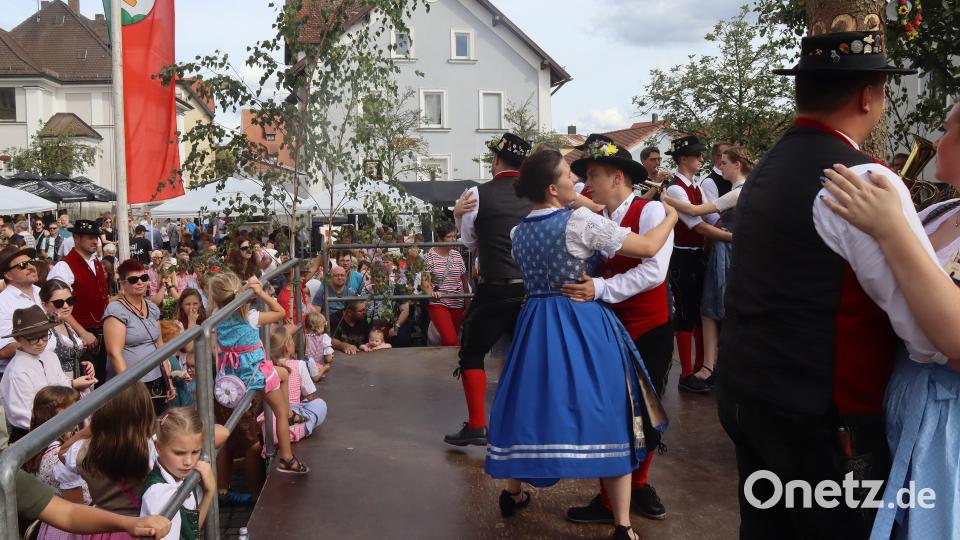Rosenberger Fahne, Bühne, Tanz, Baum, viele Gäste. Die Brauchtumskirwa gehört zu den Highlights des Rosenberger Festkalenders. Bild: mfh