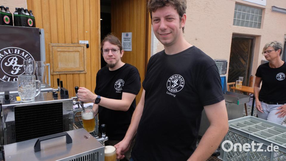 Alle Hände voll zu tun hatte der Gastgeber (rechts) mit Braugehilfen Julian (links) beim Ausschank des edlen Gerstensaftes. Bild: le