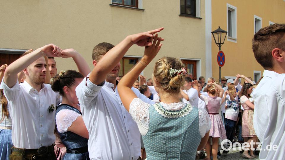 Kreuzpolka, Fensterl und Dreher – viele Tänze zeigen die Schmidmühlener Kirwapaare. Bild: bjo