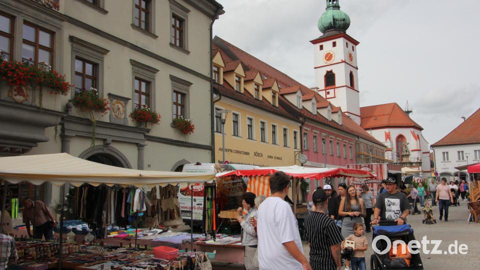 Von Haushaltswaren, Kleidung über Blumen und Pflanzen bis hin wie Obst und Gemüse, Fisch, Gebäck oder auch Gewürze und Spirituosen war die Auswahl sehr groß. Bild: kro