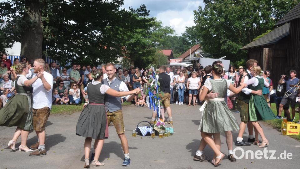 Die acht Kirwapaare tanzen im Kreise der begeisterten Besucher um den Kirwabaum, der als solcher erst noch gepflanzt wird. Bild: fz