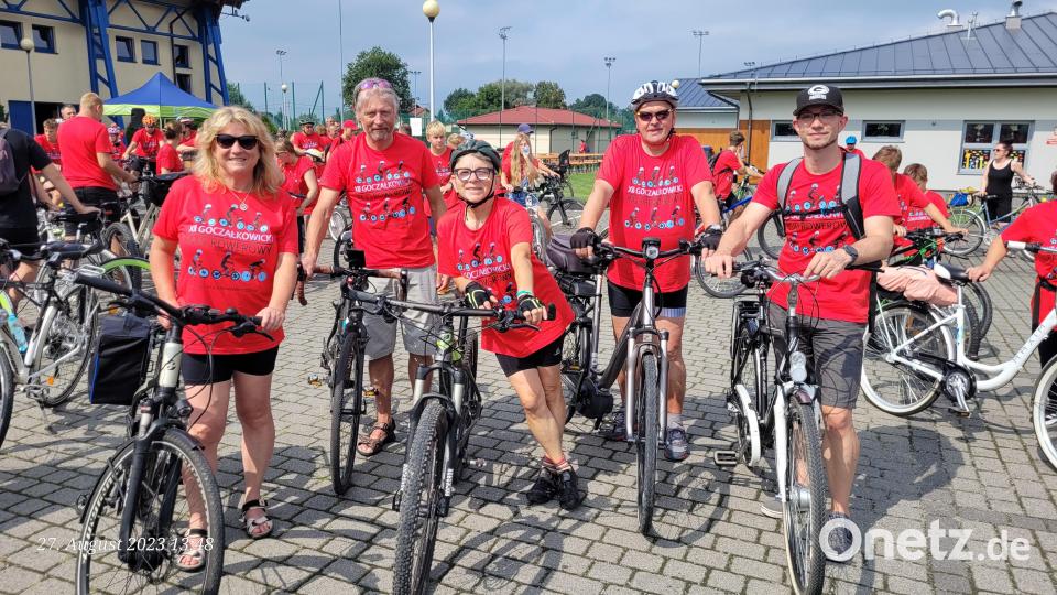 Der fahrradbegeisterte Plößberger Bürgermeister Lothar Müller (Zweiter von links) nahm zusammen mit (von links) seiner Frau Manuela Müller, der Übersetzerin Jolanta Glasner aus Beidl, Reinhard Schön und Stefan Riebl an der Familien-Fahrradtour am Tag nach dem Erntedankfest teil. Bild: flt