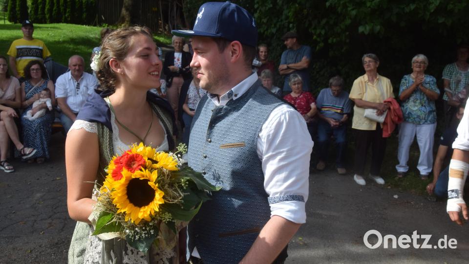 Zum Schluss beim Austanzen haben die Selina und der Nicolas den Strauß in der Hand. Sie sind das neue Oberkirwapaar. Bild: fz
