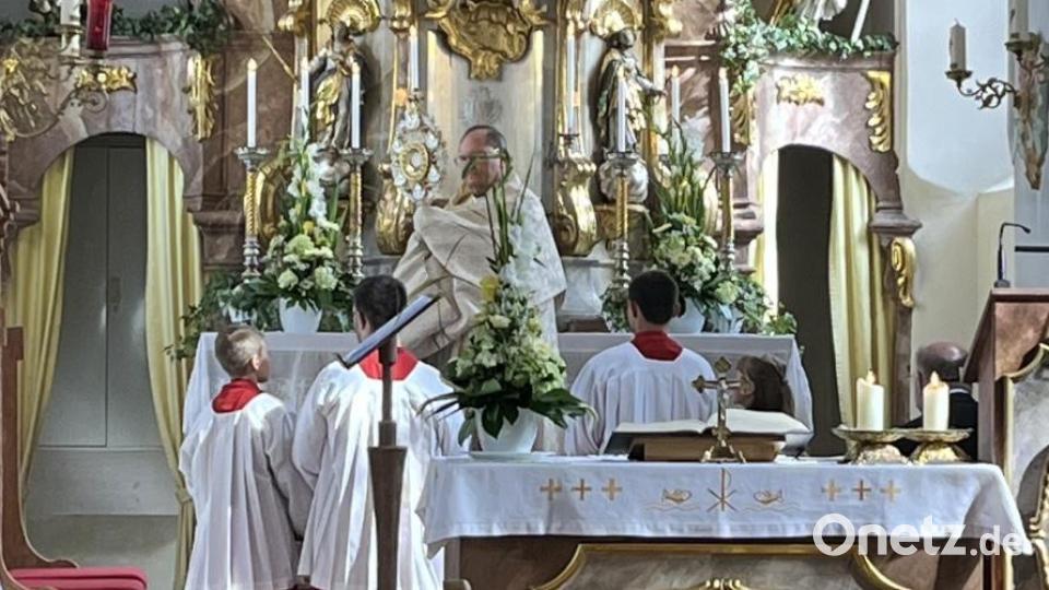 Pfarrer Heribert Stretz zelebrierte den Festgottesdienst beim Bruderschaftsfest &quot;Maria vom Trost&quot; in der Pfarrkirche Waldeck. Bild: Claudia Hösl/exb