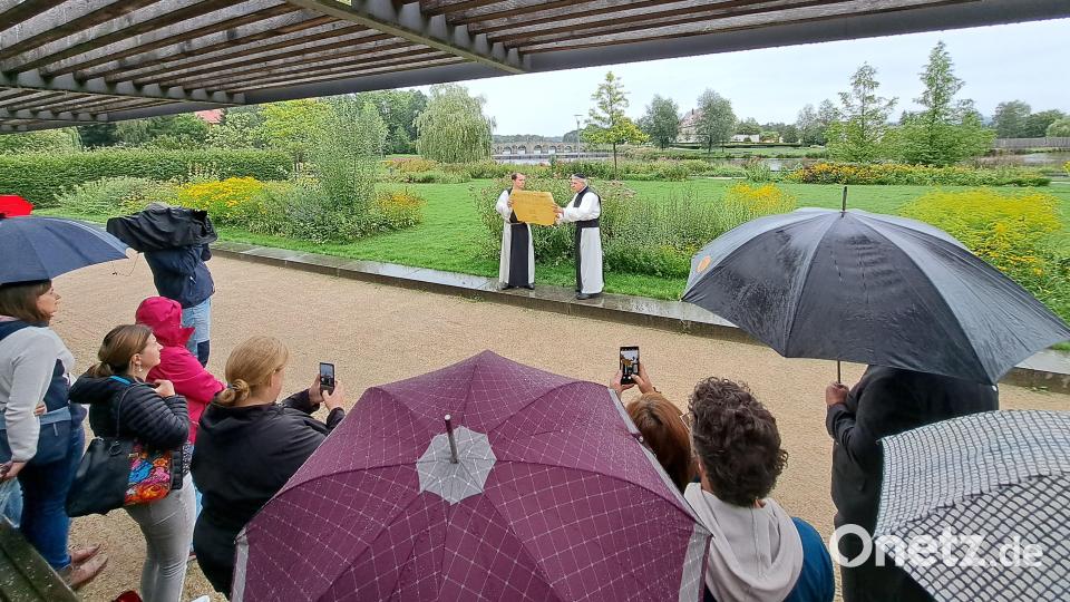 Bei der Führung zur Geschichte des Fischhofs im Rahmen der Stiftlandtage spielten Darsteller des Modernen Theaters Tirschenreuth einige Szenen. Bild: Ikom Stiftland/exb