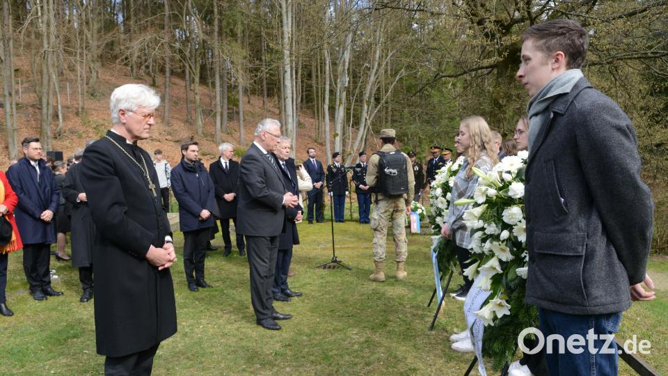 Landesbischof Professor Dr. Heinrich Bedford-Strohm, Bayens Innenminister Joachim Herrmann und Erster Landtagsvizeipräsident Karl Freller verharren in stillem Gedenken nach der Kranzniederlegung. Bild: bey