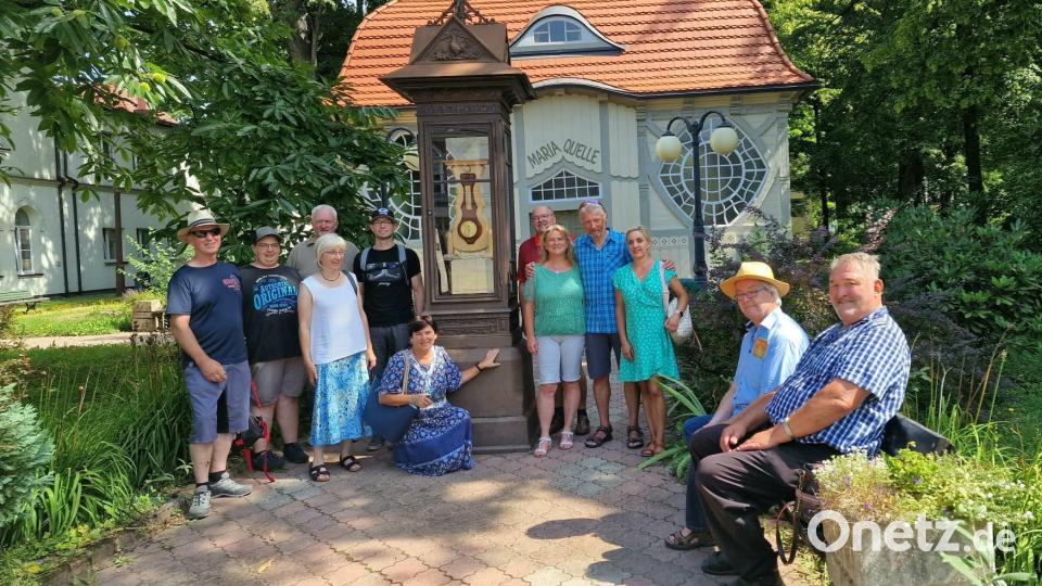 Bei einem geführten Spaziergang erhielt die Plößberger Reisegruppe um Bürgermeister Lothar Müller (Vierter von rechts) einen Überblick über die polnische Partnerstadt, den Kurort Goczałkowice-Zdrój. Bild: exb