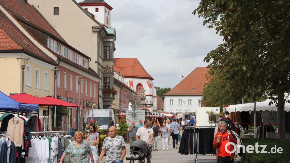 Den ganzen Tag über schlenderten die Besucher durch die Budenstraße, das Kaufinteresse war eher verhalten. Bild: kro