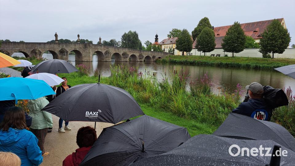Gästeführerin Christina Zapf ließ mit ihrer anschaulichen und mitreißenden Führung das Wetter fast vergessen, heißt es in der Mitteilung des Ikom Stiftland. Bild: Ikom Stiftland/exb