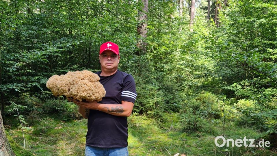 Stolz auf seinen Fund präsentiert Marco Ebnet die Fette Henne. Bild: Marco Ebnet/exb