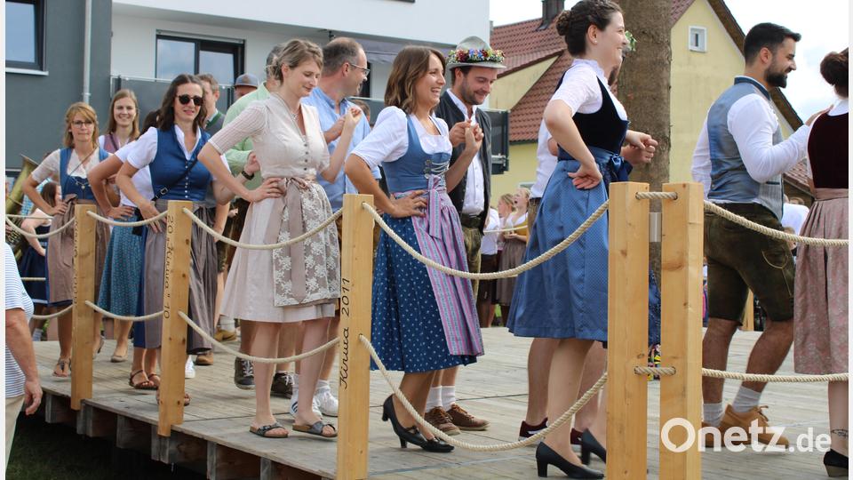 Da Jubiläum war, zogen die ehemaligen Kirwapaare auf die Bühne, um dort zu tanzen. Bild: ral