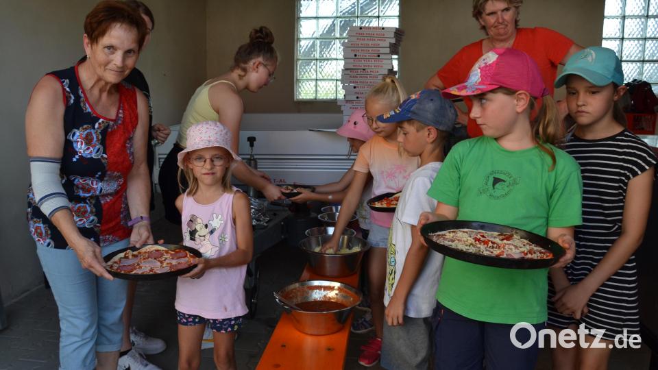 Sehr lecker schmecken die Kräuterpizzas, welche die Kinder selbst belegen. Bild: gi