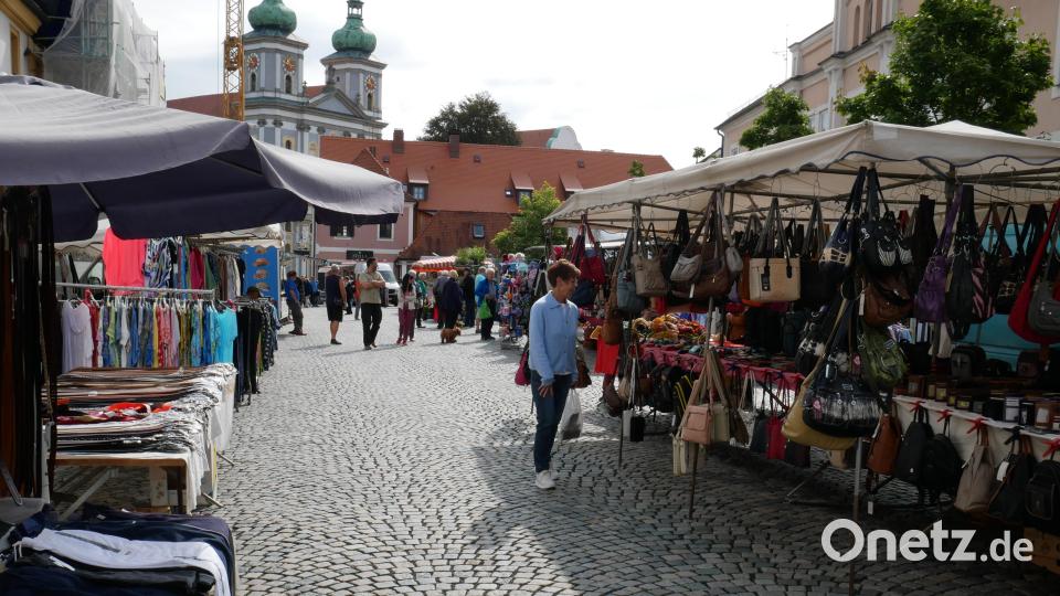 Ein vielfältiges Angebot hielten die Fieranten beim Waldsassener Herbst- und Erntemarkt am Sonntag bereit. Hielt sich die Zahl der Besucher am Vormittag noch in Grenzen, so nahm das Interesse im Laufe des Nachmittags stetig zu. Bild: hmr