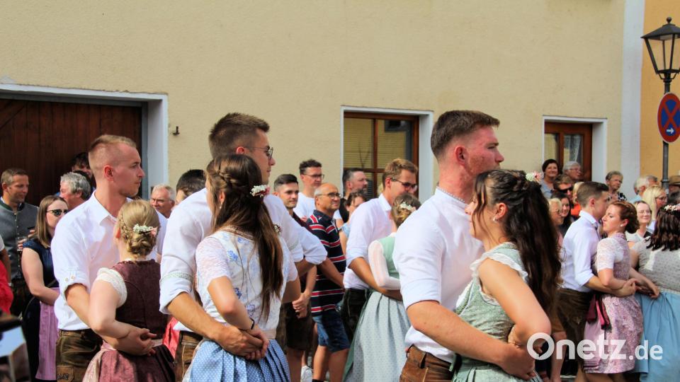 Kreuzpolka, Fensterl und Dreher – viele Tänze zeigen die Schmidmühlener Kirwapaare. Bild: bjo