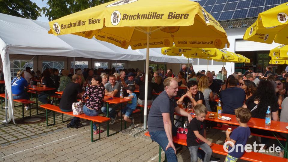 Ob im Zelt oder unterm Sonnenschirm fühlten sich die Gäste am windstillen Sonntag bei der Feuerwehr wohl. Bild: bk