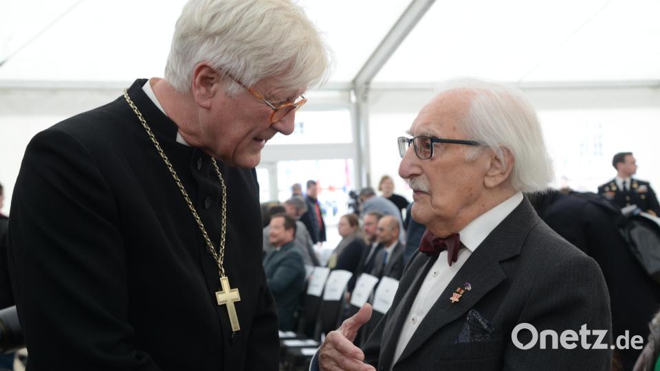 Landesbischof Professor Dr. Heinrich Bedford-Strohm (links) im Gespräch mit dem überlebenden ehemaligen KZ-Häftling Dr. Leon Weintraub. Bild: bey