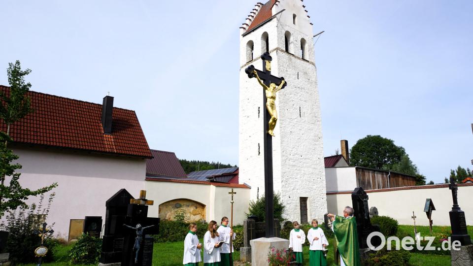 Pfarrer P. Slawomir Niemczewski segnet das renovierte Kreuz im alten Friedhof St. Stephan in Ensdorf. Bild: tra