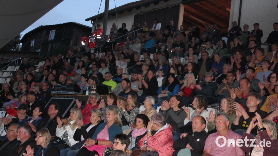 Knapp 300 Besucher umjubelten das Jubiläumskonzert der Band &quot;Timeless&quot; auf der Bärnauer Freilichtbühne. Bild: kro