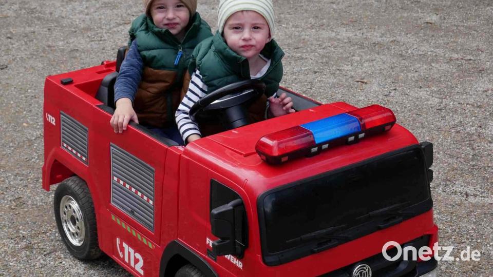 Die jüngsten Besucher drehen mit dem Spielzeug-Feuerwehrauto einige Runden. Bild: gz