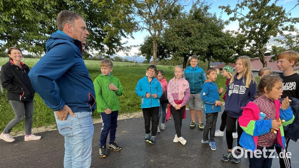 Christopher Schiesl informiert die Kinder über den Ablauf der Ferienaktion. Bild: Bäumler