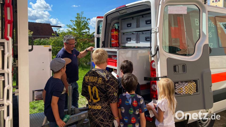 Die Kinder durften auch einen Blick in die BRK-Einsatzwägen werfen. Bild: exb/Ramona Meixner