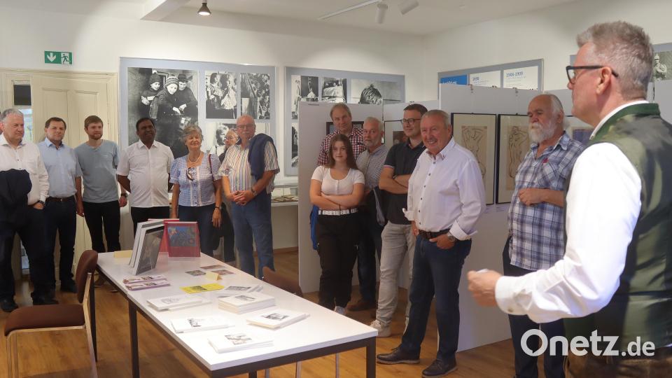 In Tracht eröffnet Bürgermeister Michael Göth (rechts) die Ausstellung mit Werken von Richard Bauer im ersten Bayerischen Schulmuseum. Bild: mfh