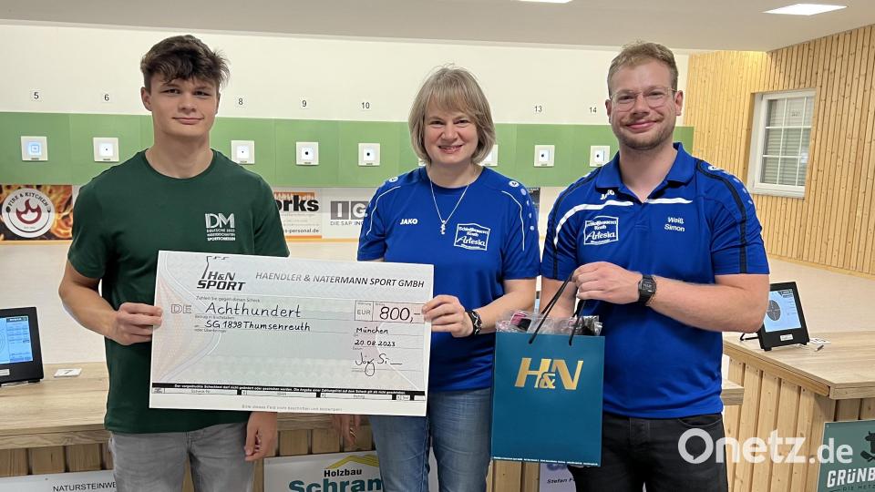 Für die erfolgreiche Jugendarbeit erhielten die Thumsenreuther Schützen den dritten Platz beim H&amp;N Förderpreis. Sonja Weiß und Simon Weiß (rechts) übergeben den in München in Empfang genommen Preis an Jugendleiter Jakob Tretter (links). Bild: nza