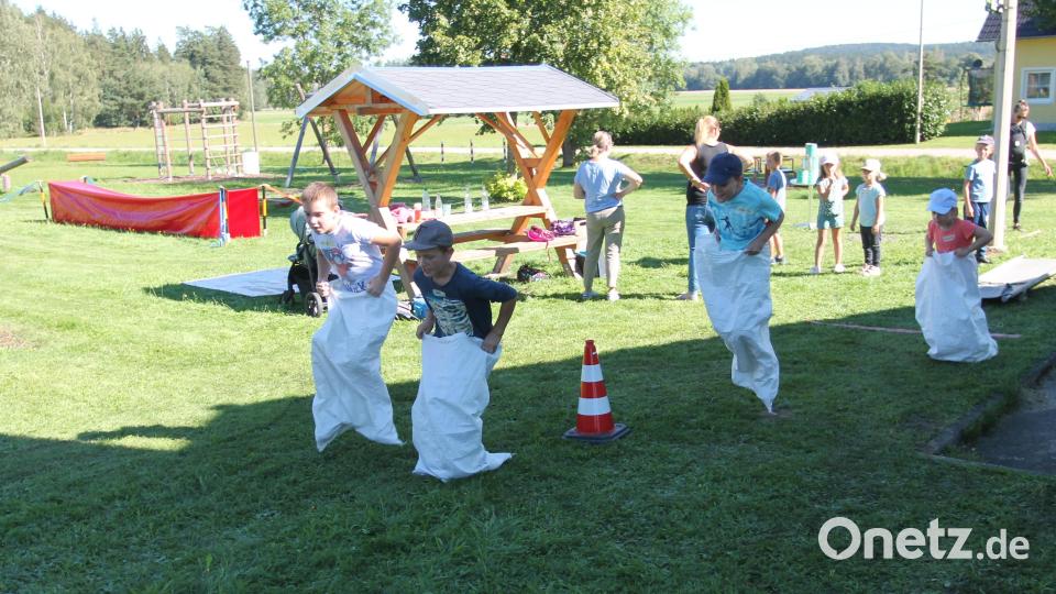 Sportlich geht&#039;s beim Sackhüpfen beim Ferienprogramm in Pfrentsch zu. Bild: pi