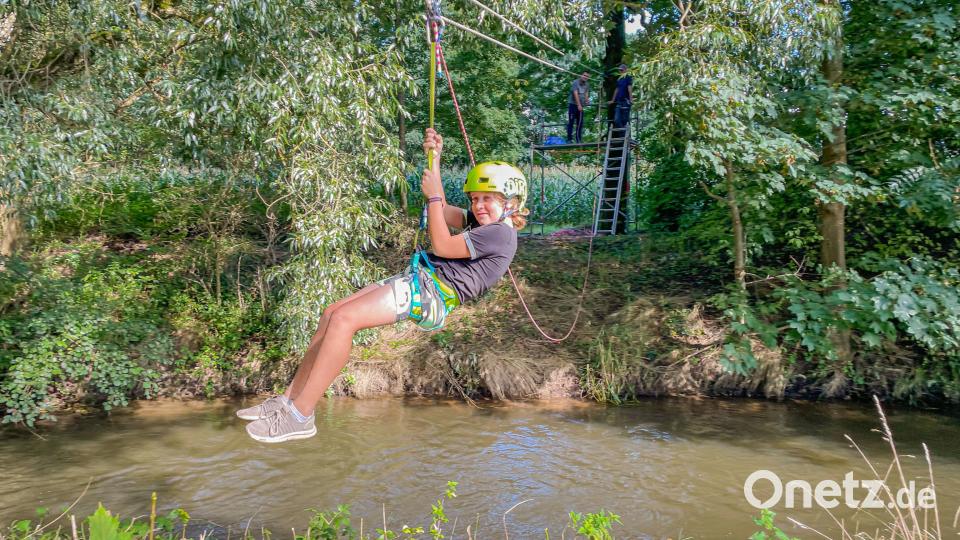 Mit Schwung ging es an einem Seil hängend über die Haidenaab. Bild: CSU-Ortsverband Kastl/exb