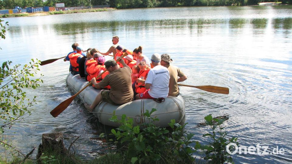 Eine Schlauchbootfahrt über den Baggerweiher machte den Kindern mächtig Spaß. Bild: knh