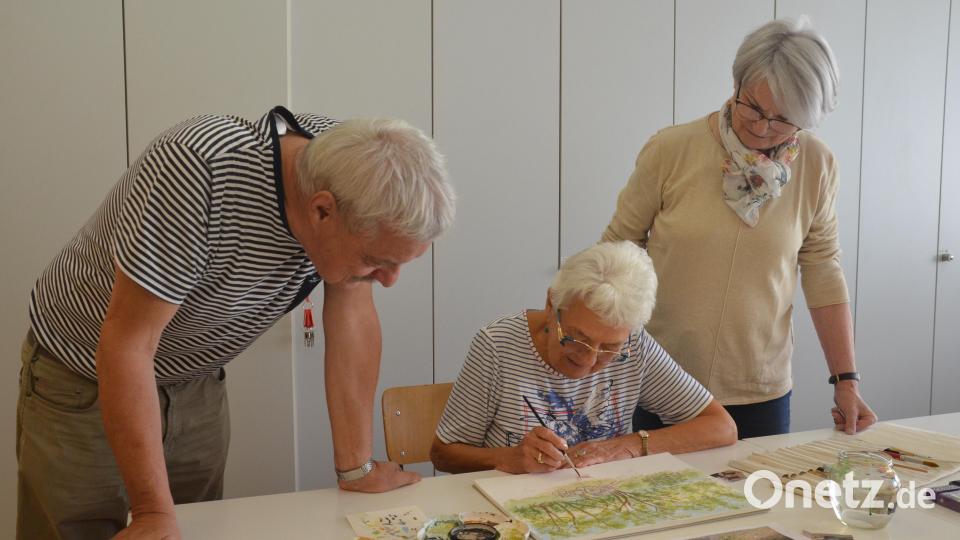 Waltraud Hoffmann (Mitte) unterrichtet Aquarellmalerei. Bild: Kunz