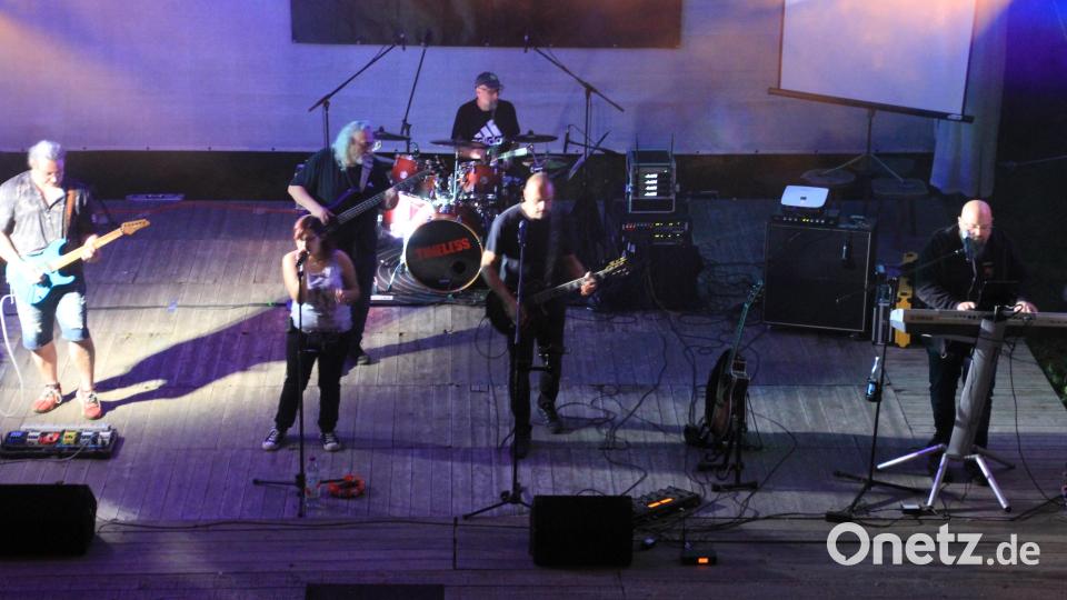Volle Power gaben die sechs Musiker der Rockformation „Timeless“ bei ihrem Jubiläumskonzert zum 20-jährigen Bestehen. Bild: kro