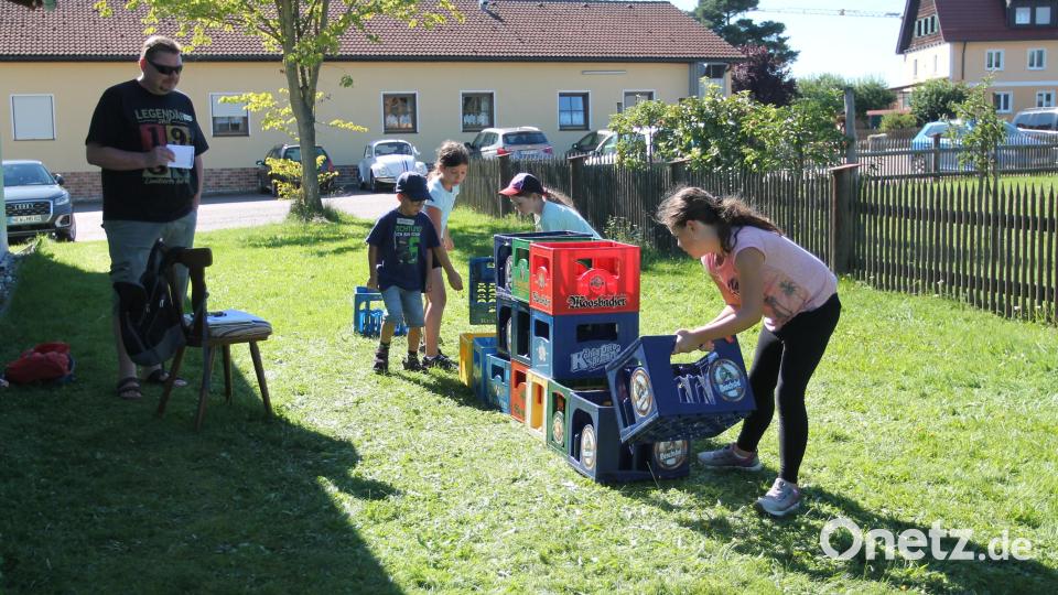 Das Stapeln von Bierkästen ist zwar anstrengend, macht aber Spaß. Bild: pi