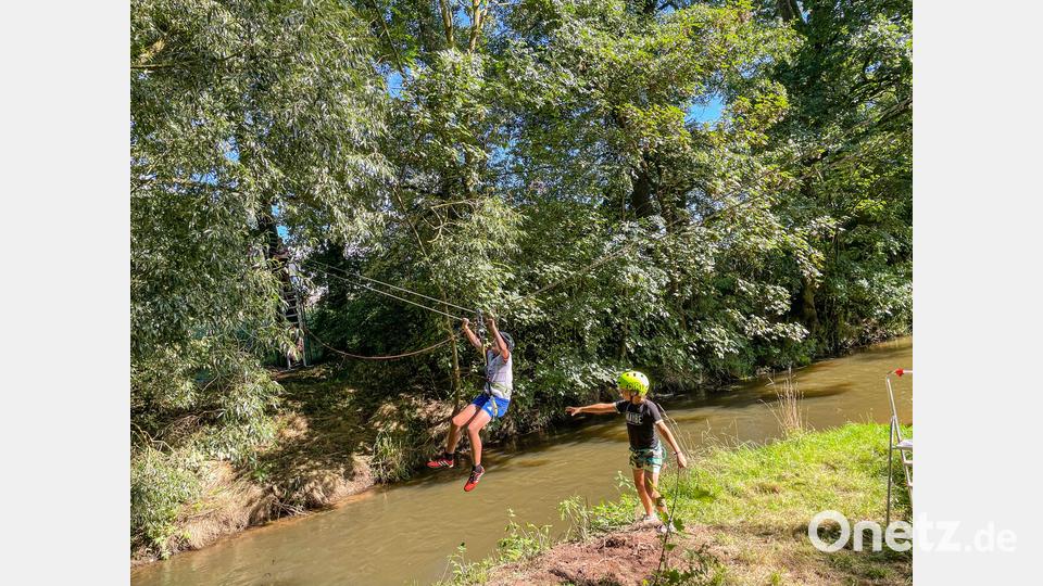 Mit Schwung ging es an einem Seil hängend über die Haidenaab. Bild: CSU-Ortsverband Kastl/exb