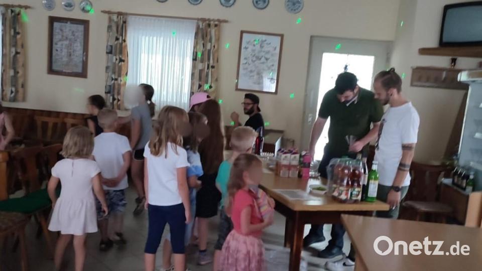 An der Cocktail-Bar gibt es für die Kinder verschiedene Mixgetränke wie Kirsch-Bananen-Saft. Bild: gz
