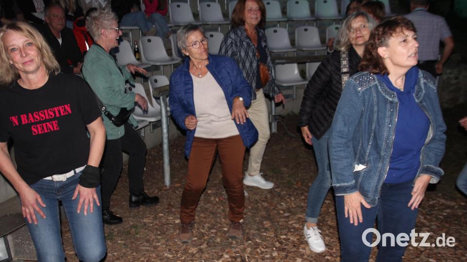 Einige Gäste hielt es nicht mehr auf den Sitzen. Bild: kro