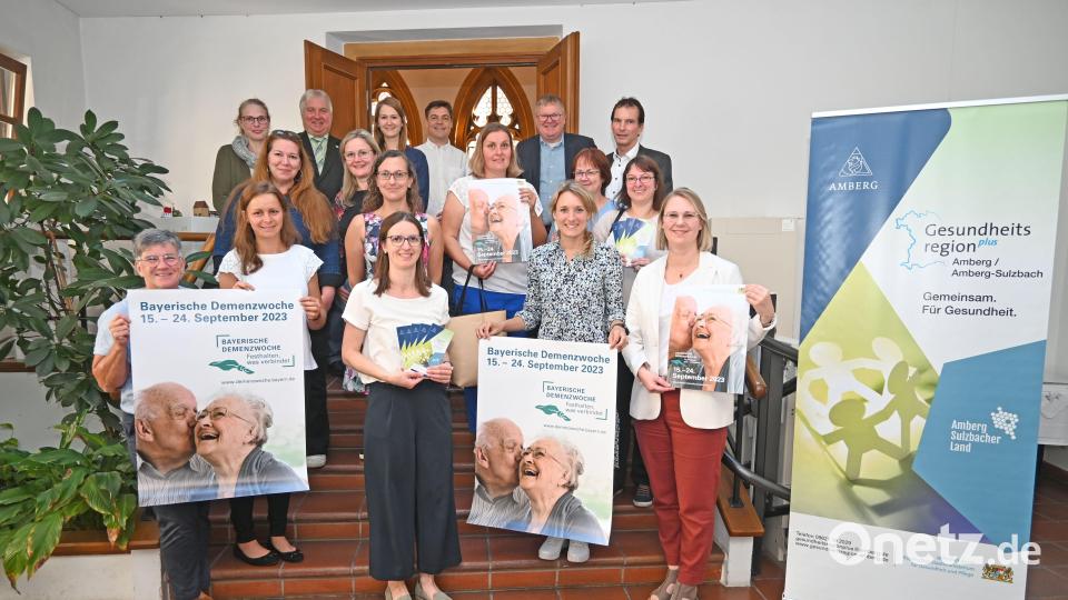 Viele Institutionen haben für die Demenzwochen 2023 ein umfangreiches Programm zusammengestellt. Im Amberger Rathaus warben ihre Vertreter für die Veranstaltungen. Bild: Thomas Graml, Stadt Amberg/exb