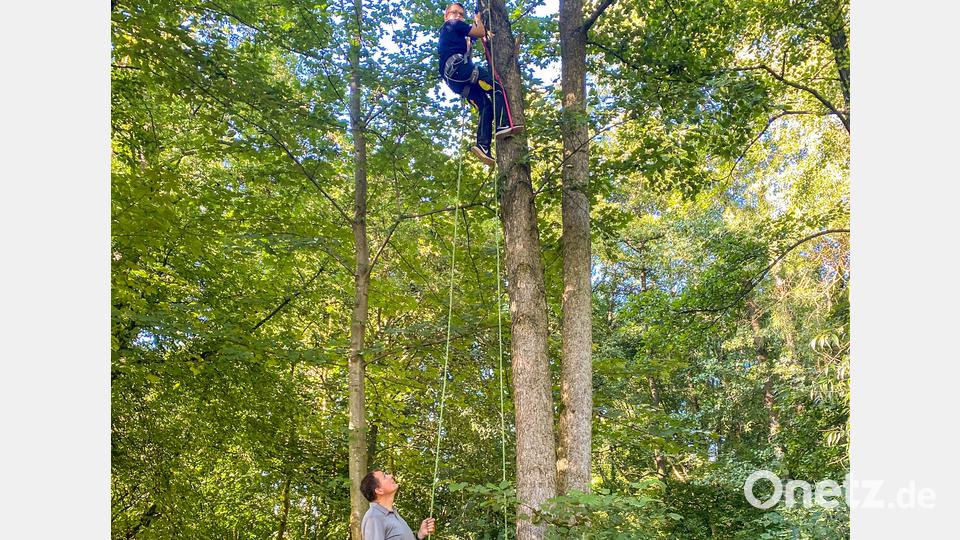 Rudi Übelmesser zeigte den Kindern auch, wie sie mit einem Seil einen Baum hochklettern können. Bild: CSU-Ortsverband Kastl/exb