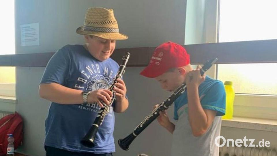 Kinder durften bei der Blaskapelle Falkenberg Instrumente ausprobieren. Bild: Blaskapelle Falkenberg/exb