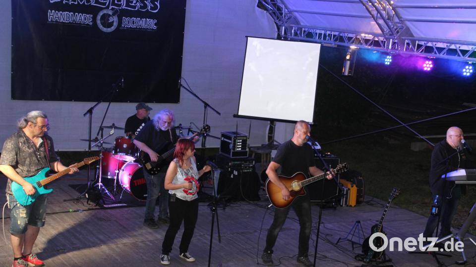 Volle Power gaben die sechs Musiker der Rockformation „Timeless“ bei ihrem Jubiläumskonzert zum 20-jährigen Bestehen. Bild: kro