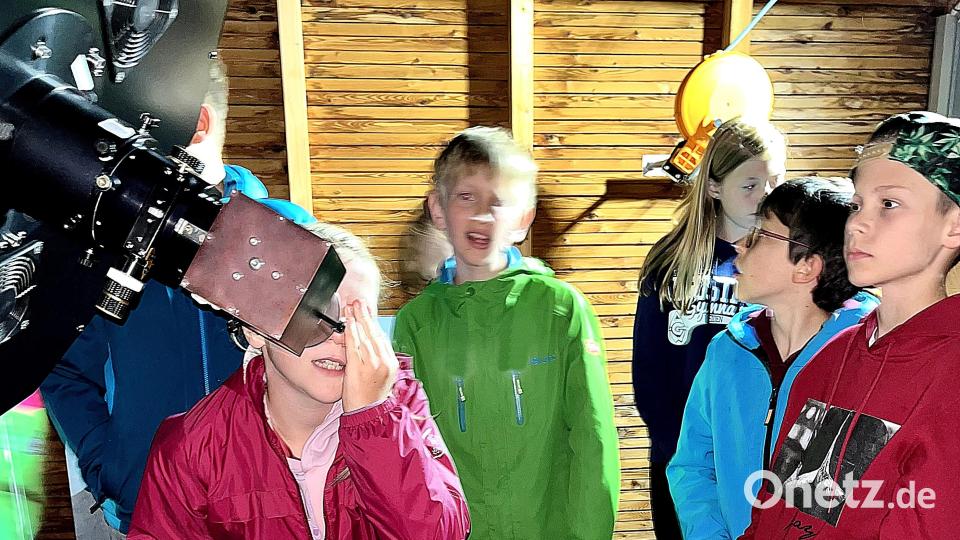Josefine übt den Umgang mit dem Teleskop. Bild: Bäumler (exb)